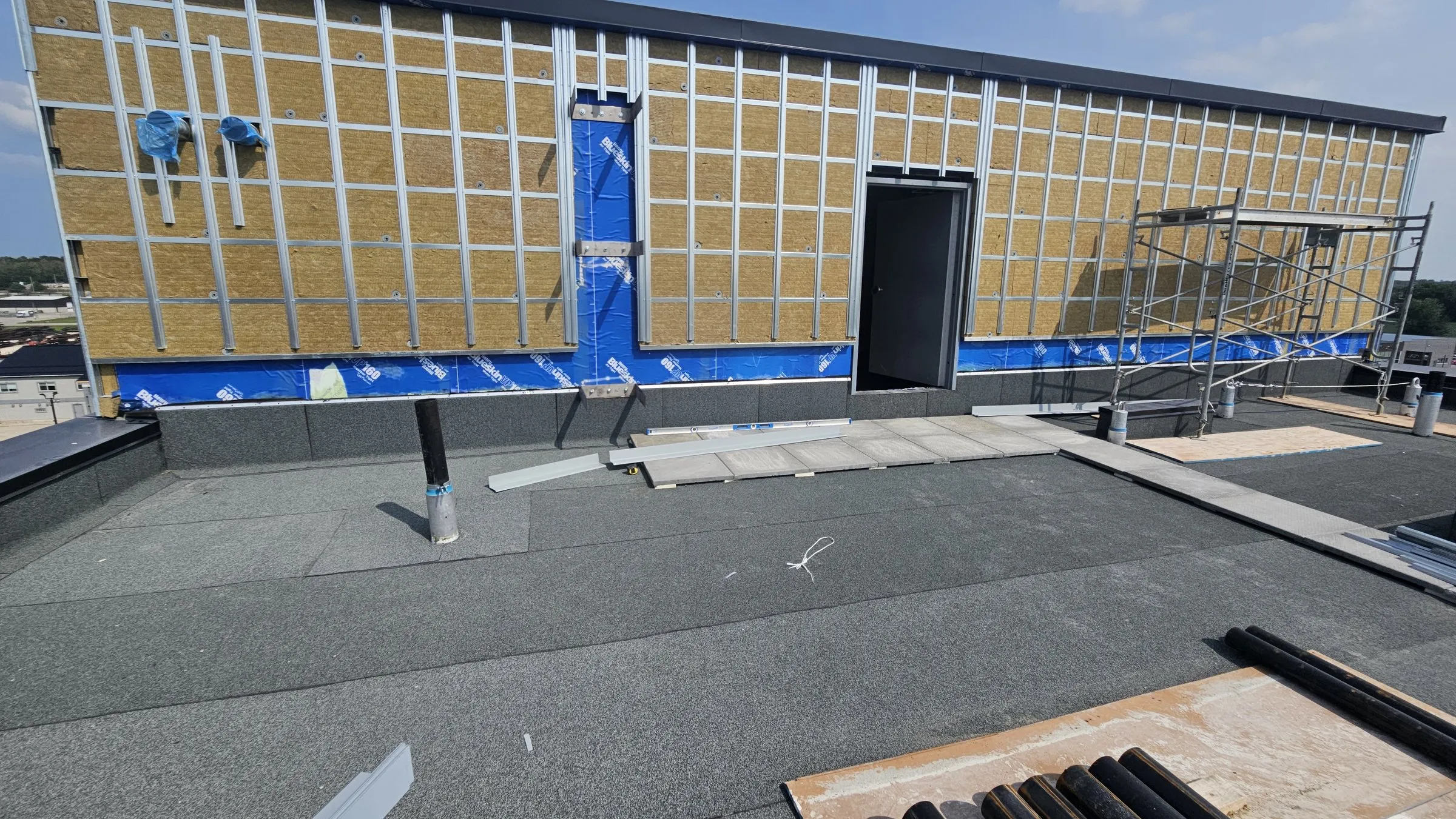 Rooftop wall clad in mineral wool with a steel girt grid